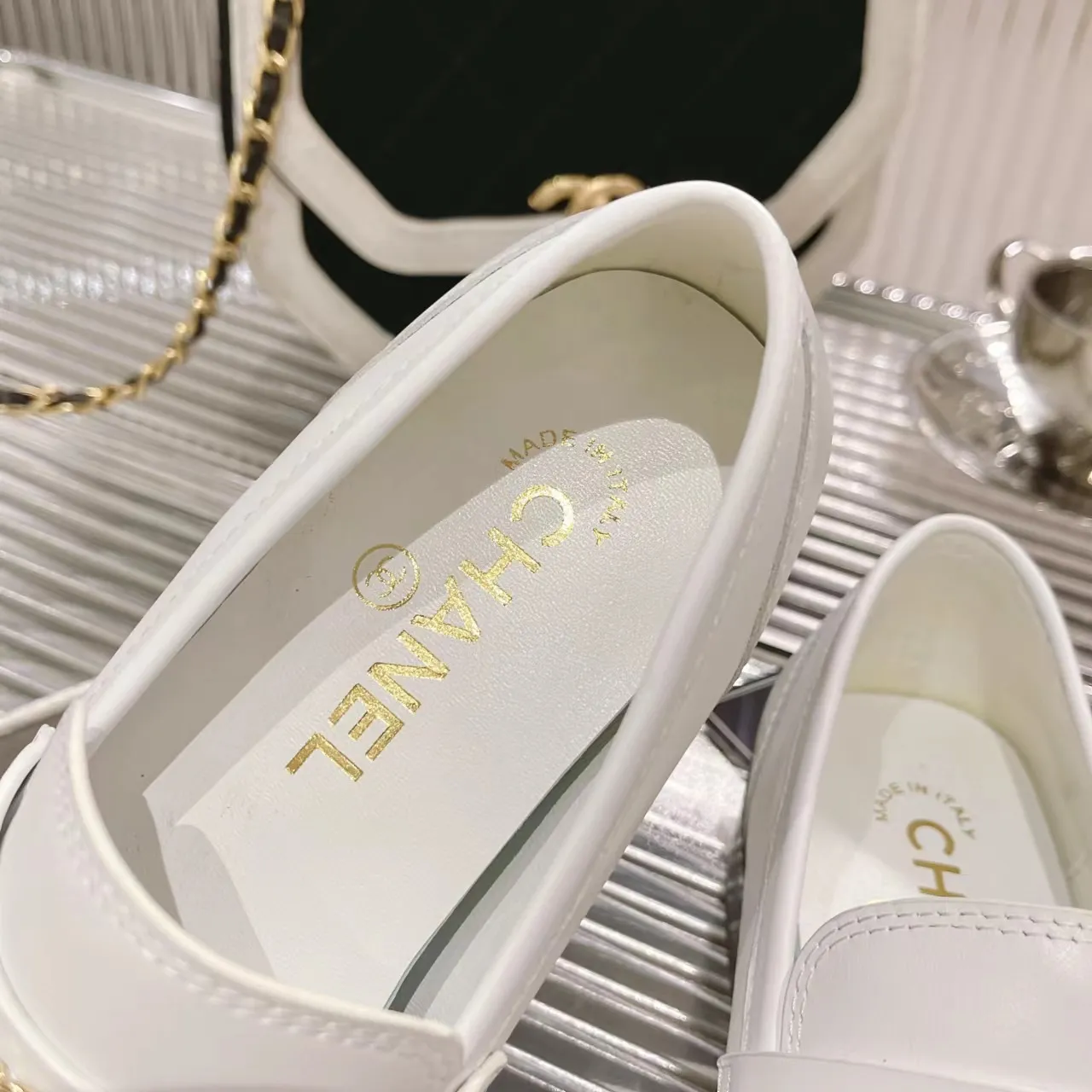 👟👟Ex-factory price 560👟👟Chanel Chanel 22K autumn and winter latest vintage retro double C buckle chain small gold ball loafers Dream Back to Campus series, the same style as the end of the year celebrities, delicate on the feet, invincible and easy to wear, small round toe atmosphere and simplicity, leather upper design, integrated chain with diamond small fragrance logo, very unique.  …………………………………………………… ❶Material: imported first-layer cowhide ➕cow patent leather + sheep leather ❷Lining: sheepskin ❸Feet: sheepskin ❹Outsole: original leather outsole ❺Heel height: 2.5cm ❻Packaging: Original full set of packaging ❼Number: 35-41 (40 41 custom-made, non-returnable) ☀Color: 4 colors